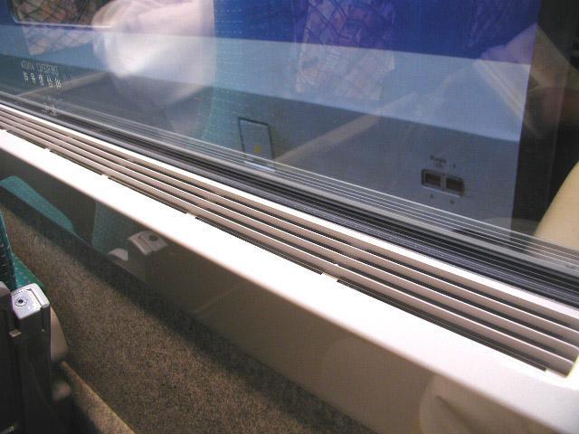 ＜座席脇の空気孔＞  