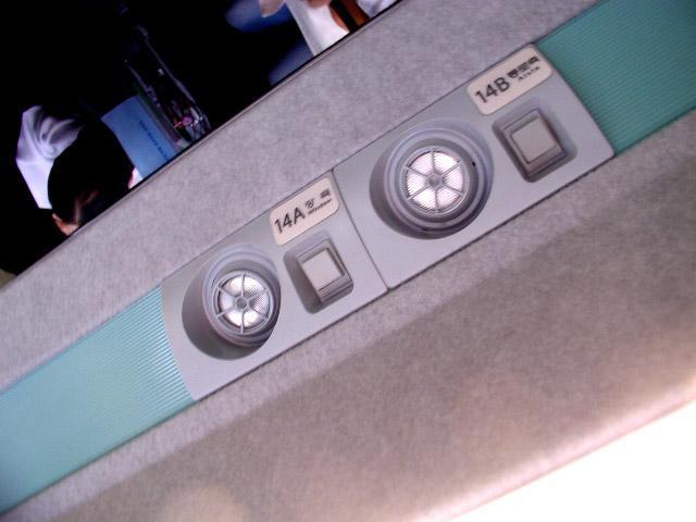 ＜座席番号・読書灯＞ 