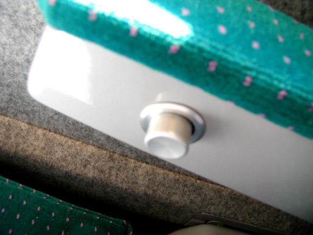 ＜椅子をたおすボタン＞ 