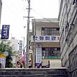 坂を上ってトルダムキルの入口、京郷新聞社の十字路へ。
路地の上をのぞくと、古い建物が見えます。