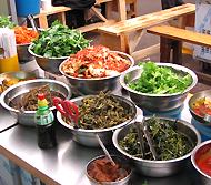 好きな野菜をたっぷりのせて食べる広蔵市場名物“ヘルシー野菜ビビンバ”！ -広蔵市場