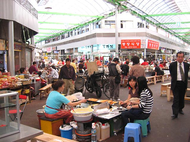 アーケードの登場で市場の雰囲気も一変！新しい雰囲気の中で“ヘルシー野菜ビビンバ”をぜひ食してみては？！