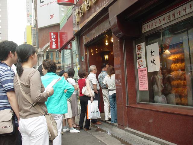 滋養食を食べて夏バテ防止！わぁ参鶏湯屋さんにはこんな行列が！これからどんどん暑くなるので元気つけてくださいね〜！