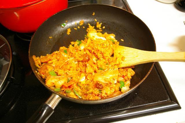 １３）塩・胡椒で味を整えチャーハンの出来上がり。