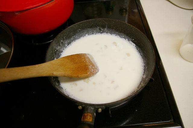 ５）ダマがなくなるようによく混ぜソースを作る。