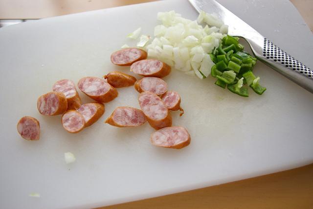 ７）ソーセージは食べやすい大きさに切る。