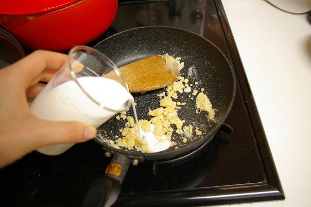 ４）牛乳を入れてよく混ぜる。