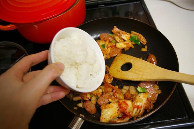 １１）ご飯を入れてよく混ぜ合わせる。