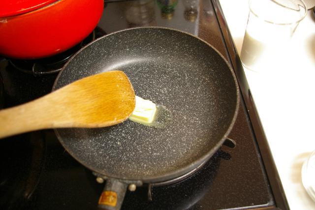 １）熱したフライパンにバターを入れる。