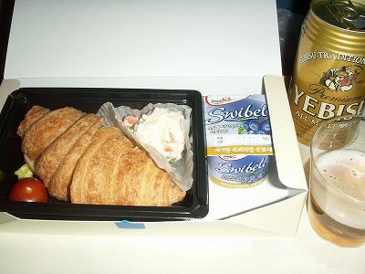 帰りの機内食はまた貧相に…
