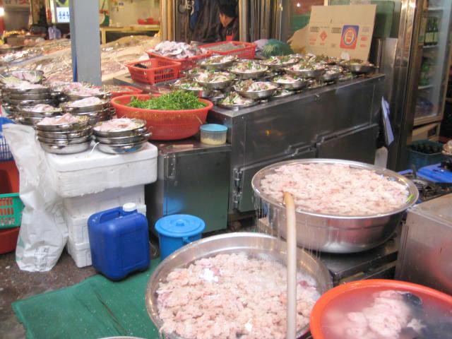 
＜店頭に下ごしらえされた鍋の山は繁盛店！！＞