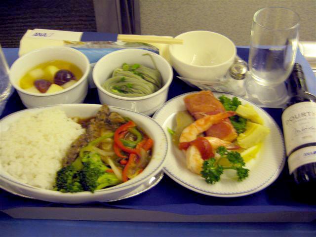 最後の機内食も完食、日系エアーはエコノミーと差がありすぎです