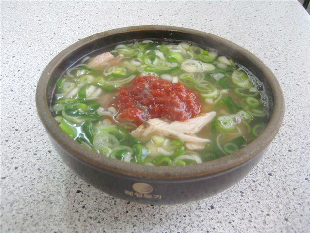 最終日の朝食には爽やかな空気をすいながら「タラックトゥ」でタッコムタン（鶏煮込みスープ）です。気軽に軽食感覚でうまいです。
