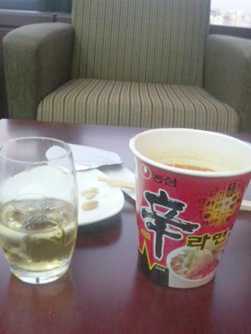 最後は金浦空港ラウンジで辛ラーメン