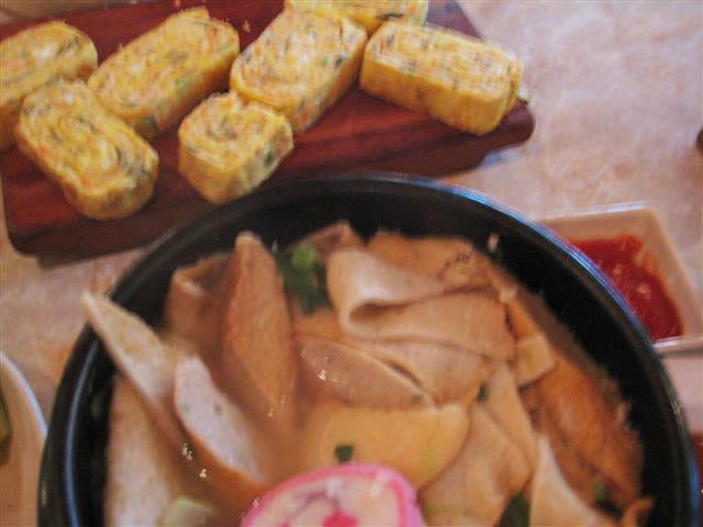 （だし巻きタマゴにおでんとラミョンです）