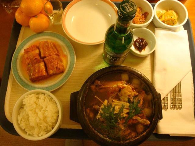 （生涯で一番高い注文となったチゲ＆ソジュ、41,070ｗ。０時過ぎの夜食、これもリゾート地で回りに何もないから仕方ない、それにウォン安ですし。でも素材はさすがに豪華でした）