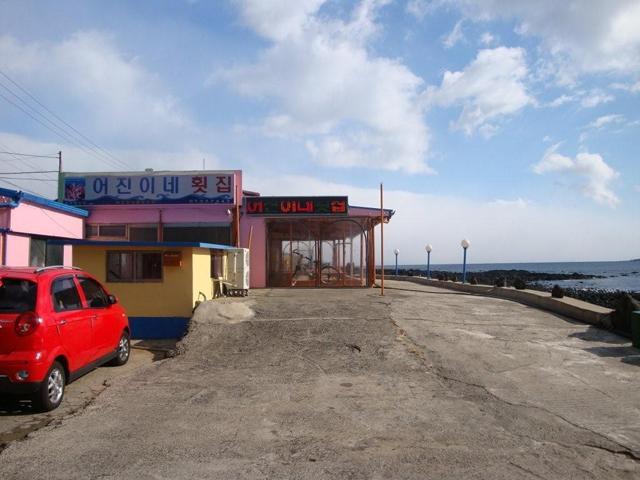 （「旅サラダ」でもユミンさんが紹介していた店。このロケーションで食べるいい煮こみ具合の新鮮な太刀魚と、スープが絶品の新鮮なイカで満足１２０％）