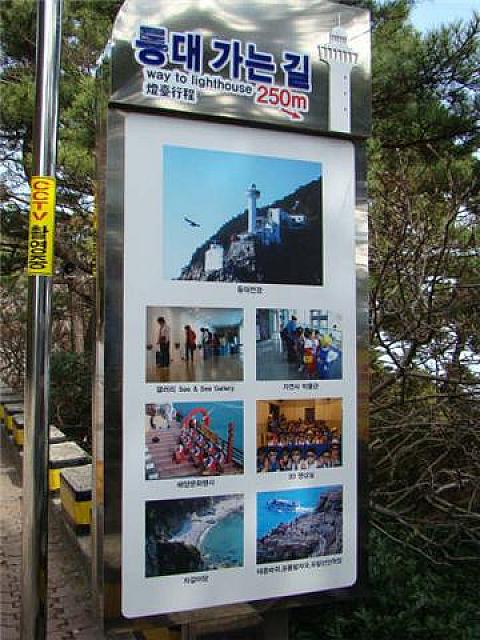 この看板を目印に階段を降りていきます。