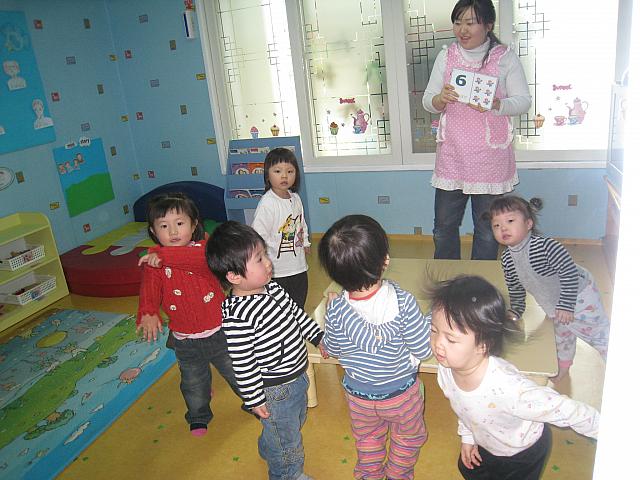 １、２歳児部屋。7人に先生1人。