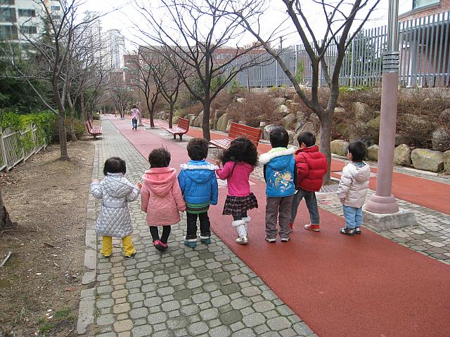 この日は前日の雨で公園の遊具に水が溜まって遊べなかったので、遊歩道でかけっこ遊び。