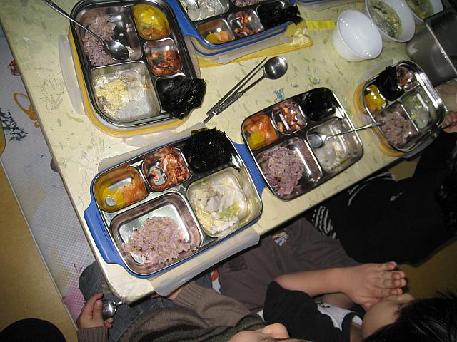この日のメニューは『ご飯、水餃子入り卵スープ、タコの炒め物、ノリ、キムチ、タクワン』。では皆揃っていただきます♪
