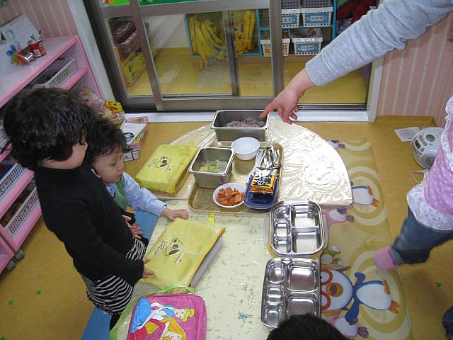 遊んだ後はお昼ご飯の時間。各自カバンから空のお弁当箱を出して準備。