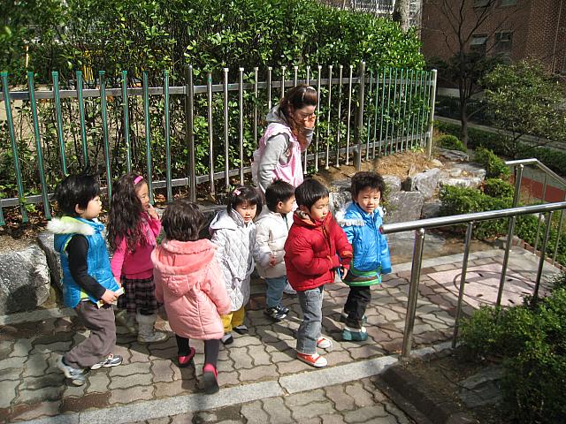 午前中は天気が良ければ近所の公園などに遊びに行く。皆で手を繋いで列になって～。