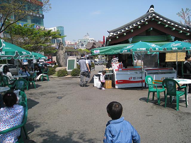 すると、あったあった！売店。やっぱり〆はここで。寒い季節にはオデン、暑い季節にはアイスクリーム、最高です。