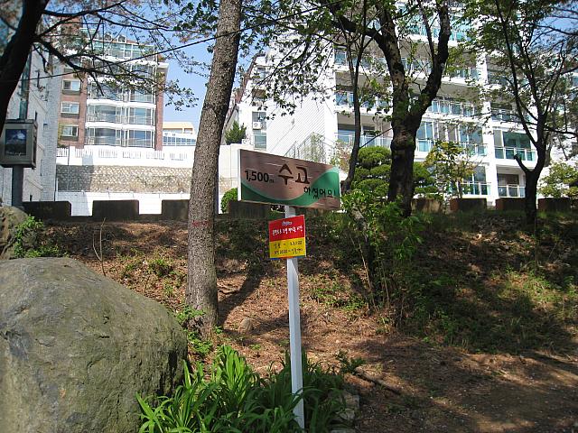 『お疲れ様でした』オウル広場を過ぎると、ゴールです（山道は）。道路とマンションが急に現実の世界に引き戻してくれます。でも、”タルマジ散歩コース”はまだ続きますぞよ。