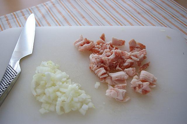 ① 豚肉と玉ねぎはみじん切りにする。