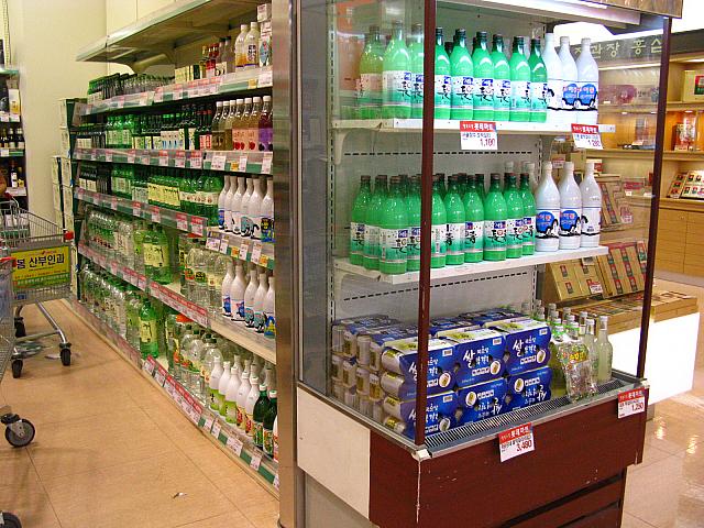 酒類売り場にも並ぶマッコリ
