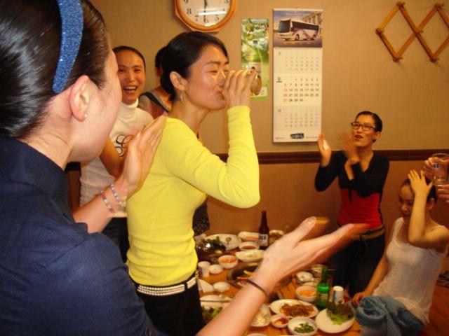 いっき飲みのウェーブ。良い子はまねしないでね。