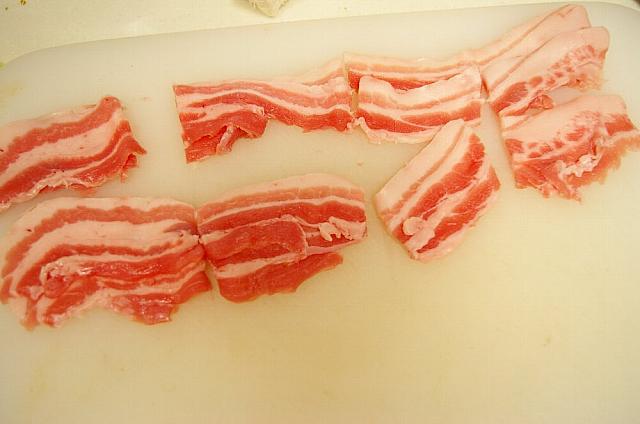 ② 豚肉は３～４ｃｍ幅に切る。
→
