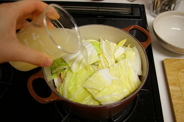 ⑦ 最後に白菜を乗せて、だし汁、酒、ごま油を加える。→