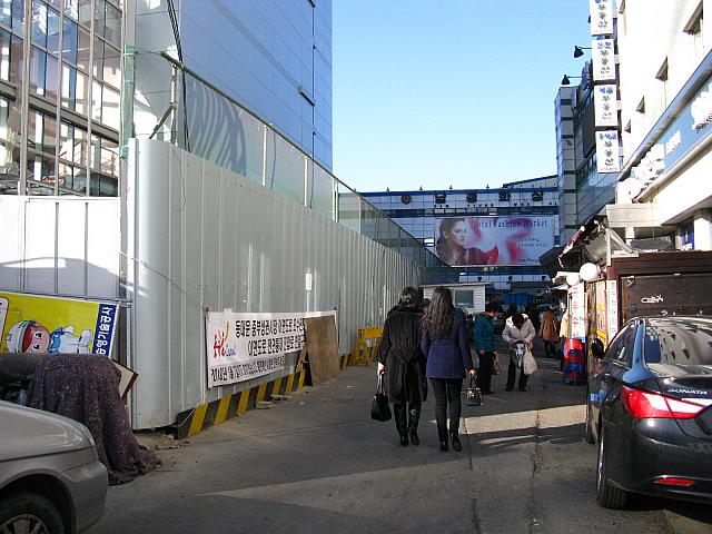 裏にまわってみても、露店はポツポツとあるだけ・・・