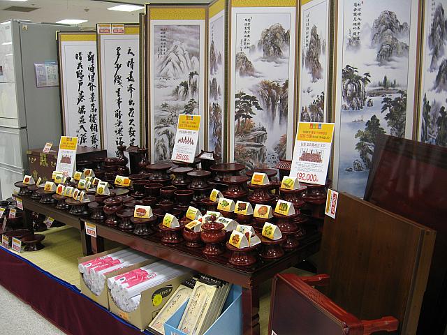 旧正月の祭祀に使用されるのがこんな感じのセット！ここにさまざまなお供えものや料理を並べて、ご先祖様にささげます。