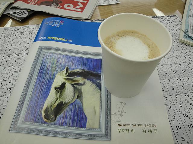 コーヒーを飲みながら悩みます。