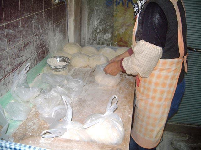 ビニール袋などに入れて、生地を６時間以上ねかせます。お店によってはもっと時間をかけるところも。