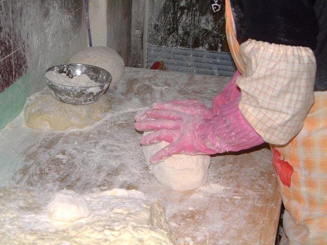 小さな塊に分けて、粉をふりながら形を整えます。⇒