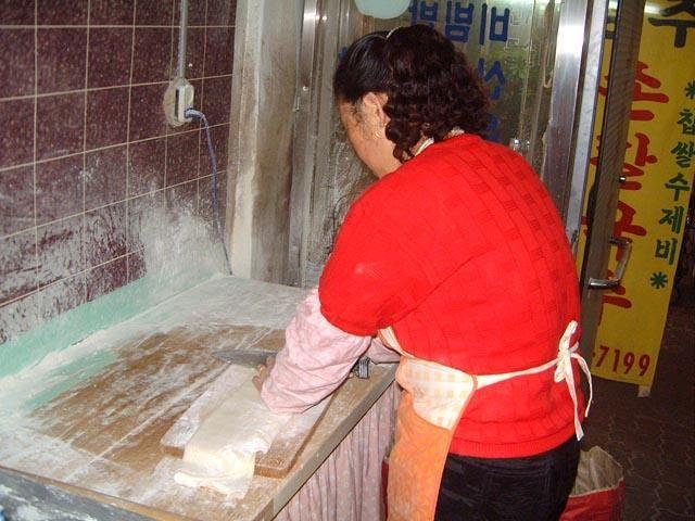 たたんでから、包丁で細く切っていくと・・・⇒