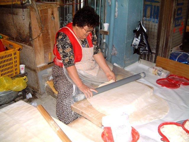 ねかせておいた生地を平たく伸ばし⇒