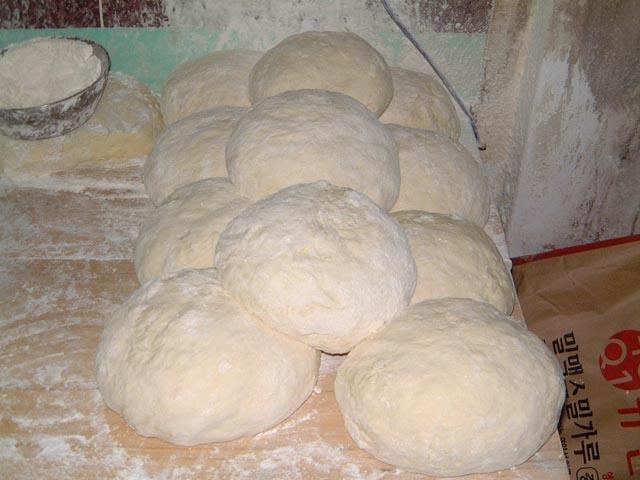 大量に作る場合はこうやって分けるけれども、少量ならそのまま一塊にしても。⇒