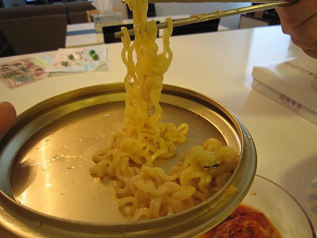 アルミ鍋で茹でたラーメンをそのまま食卓に出し、熱いので鍋の蓋で受けて食べます。