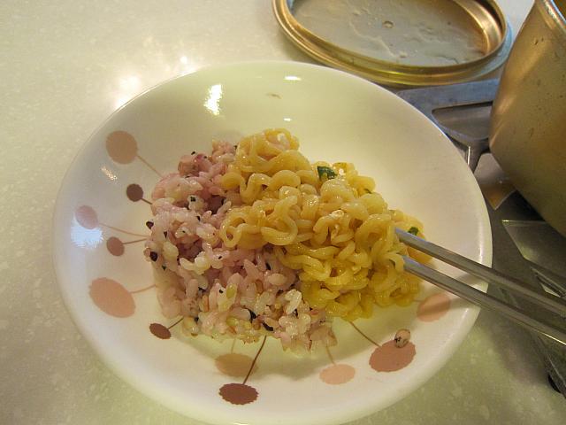 麺は御飯のおかずに、スープも御飯にかけて最後まで食べます。
キムチは適宜つまみます。辛い×辛い、泣きっ面に蜂の要領です。
