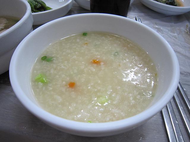 〆は鶏鍋のスープで作ったおかゆで。一杯1500W。