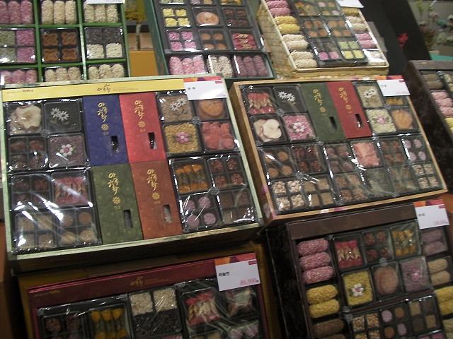 韓国伝統菓子も箱入りで
