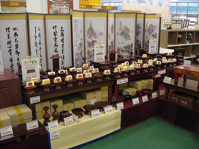 祭祀はこのようなテーブルや専用食器を用いて行われます。