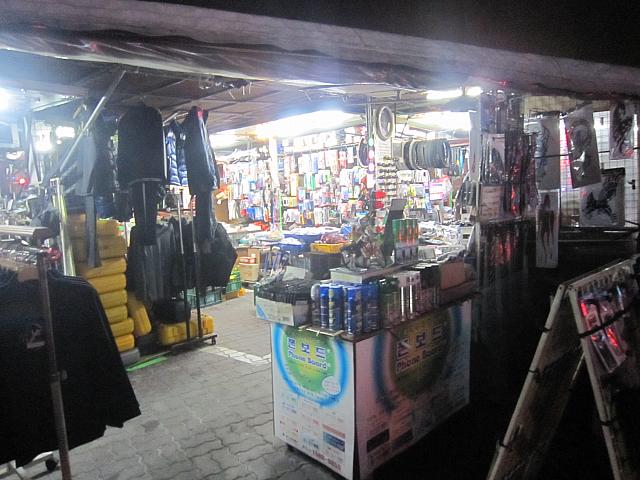 カー用品販売。ごちゃっと色々置いてあります。
