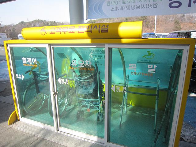 車椅子、ベビーカー、歩行補助器を無料で借りることができます。