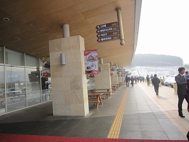 外のテラスにはテーブルと椅子があり、気候が良い季節にはここでお弁当を食べられます。今回は真冬だったので利用客ゼロ・・。